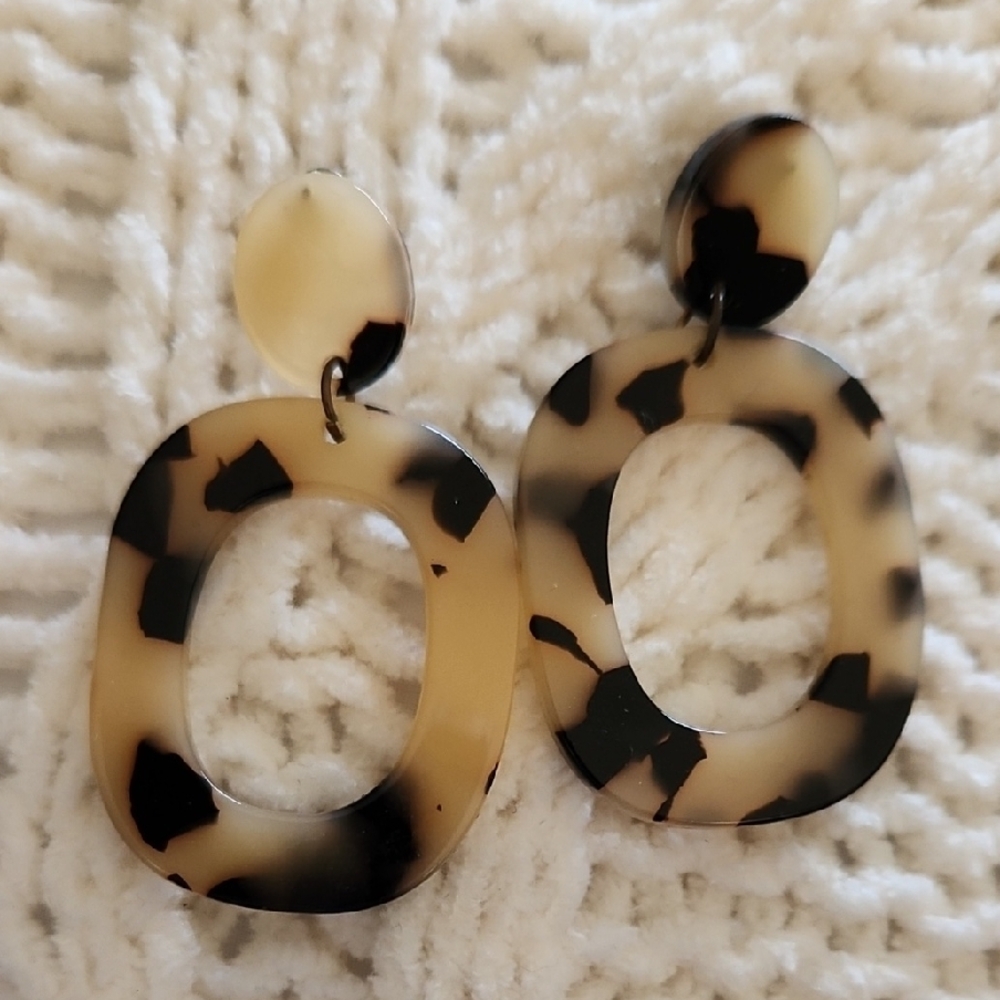 Tortoise Shell Hoop and Drop Earrings Set - Picture 2 of 4